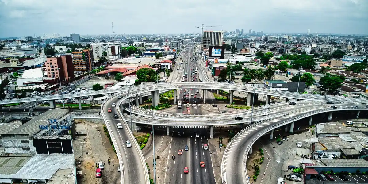 Vue aérienne d'un échangeur routier à Abidjan