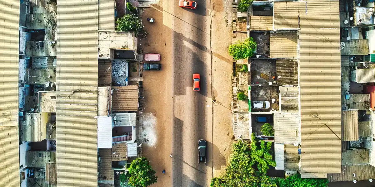 Rue bordée de toits en tôle vue du ciel, à Abidjan