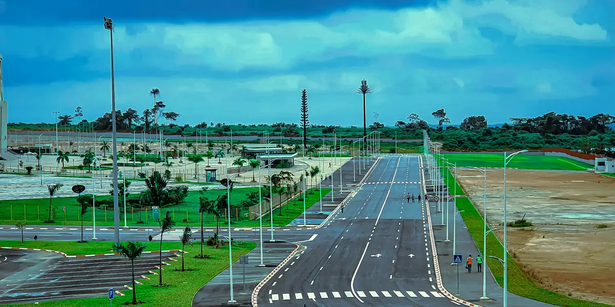 Large avenue bordée de pelouses au nord d'Abidjan