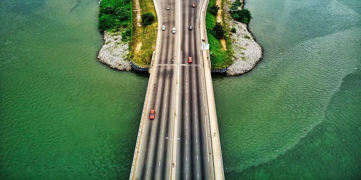 Pont routier au-dessus de la lagune, vu du ciel