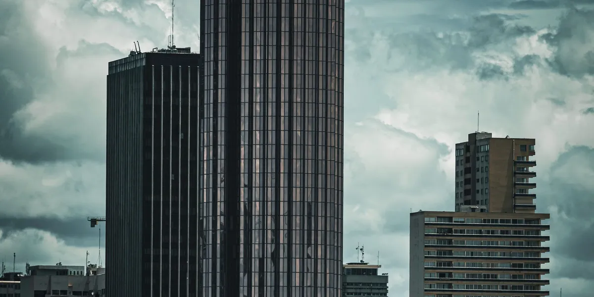 Tours de bureaux au bord de la lagune, à Abidjan