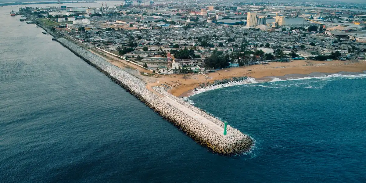 Littoral d'Abidjan et digue vus du ciel