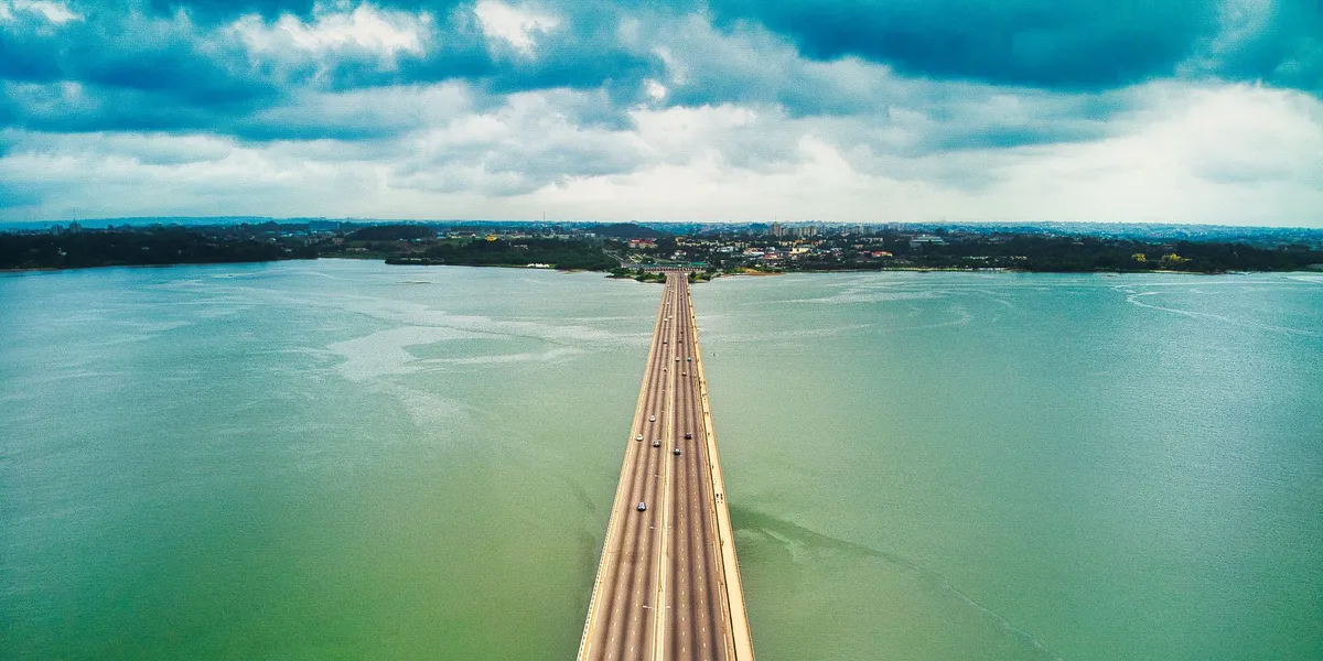 Pont traversant la lagune Ébrié, vu du ciel