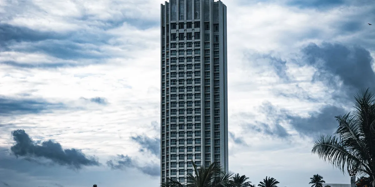 Tour de bureaux sous un ciel nuageux, à Abidjan