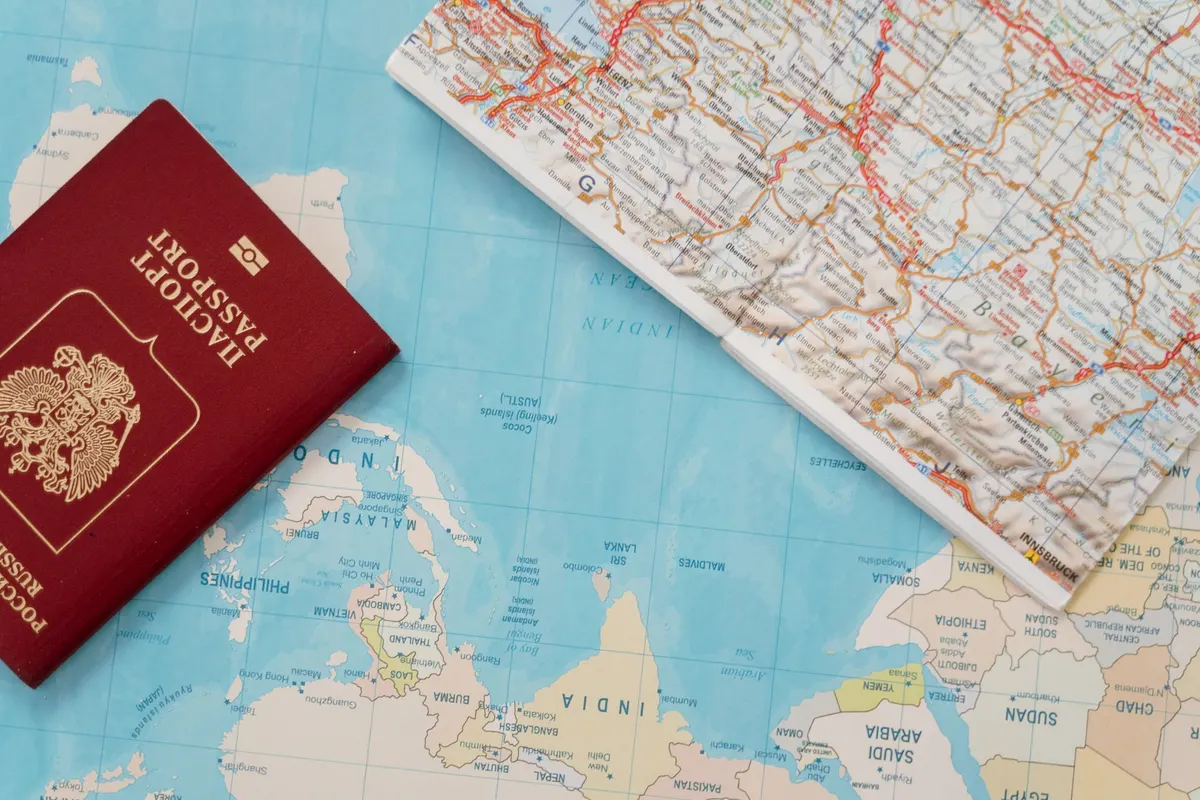 Passeport posé sur une carte du monde