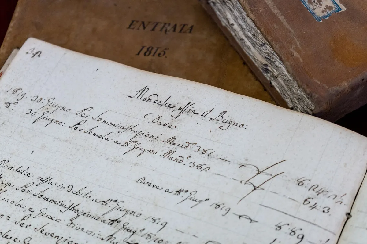 Page d'un registre ancien rempli à la plume