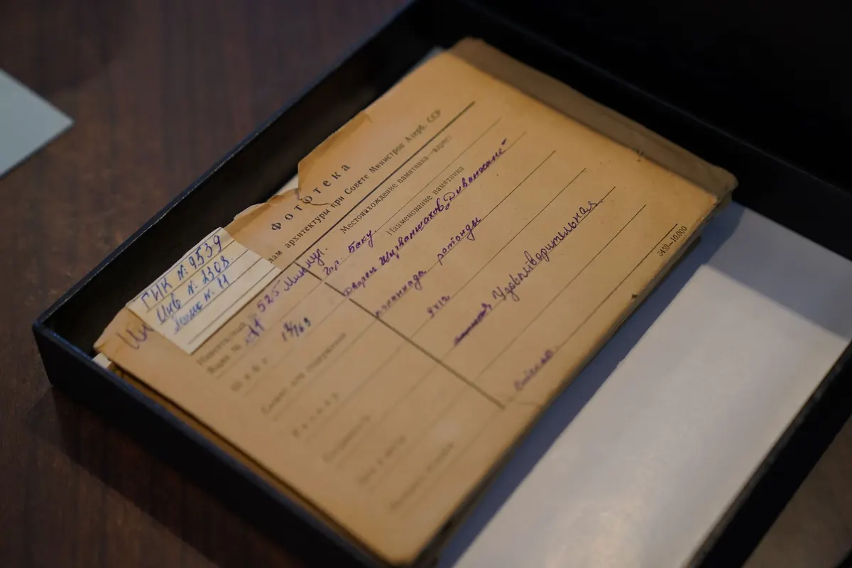 Dossier d'archives ancien rangé dans une boîte noire