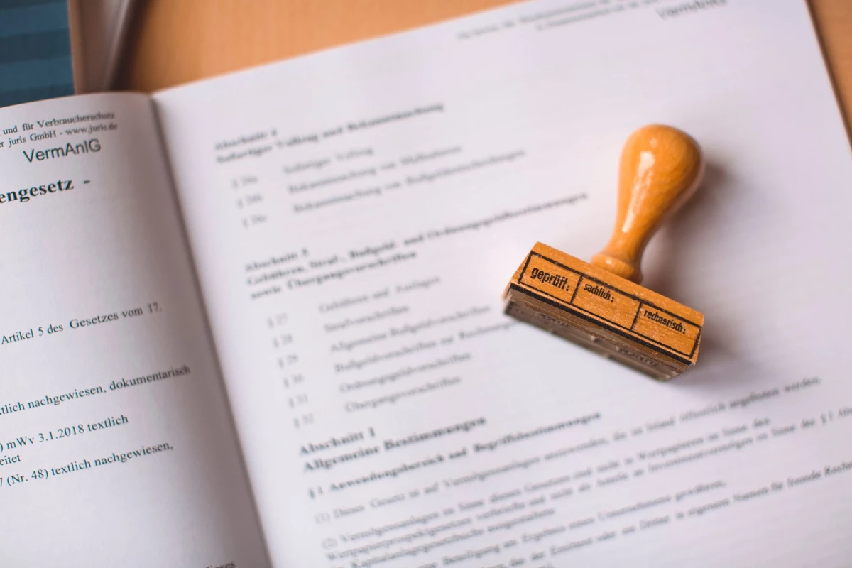 Tampon en bois posé sur un texte officiel imprimé, en gros plan