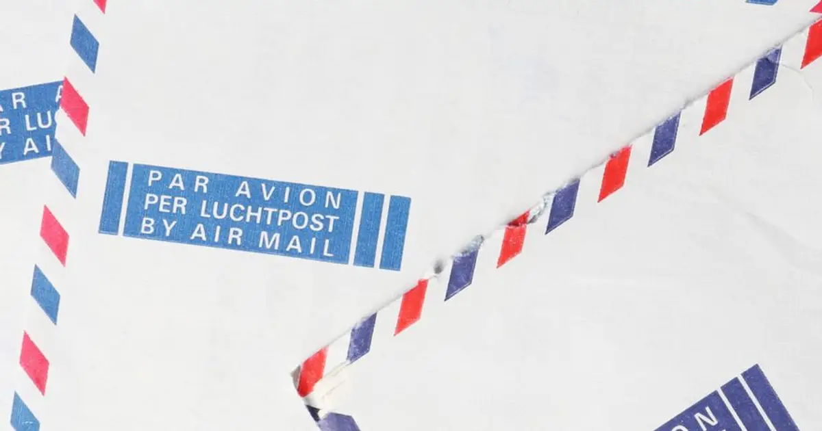 Enveloppes par avion posées les unes sur les autres