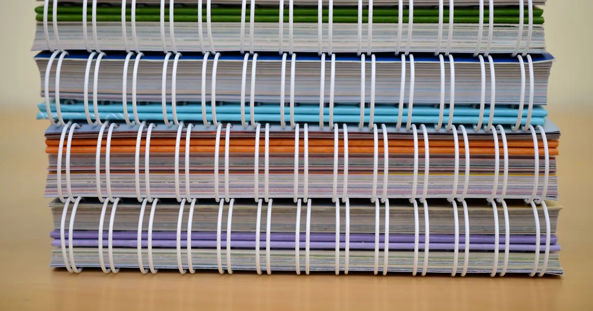 Pile de cahiers à spirale sur une table