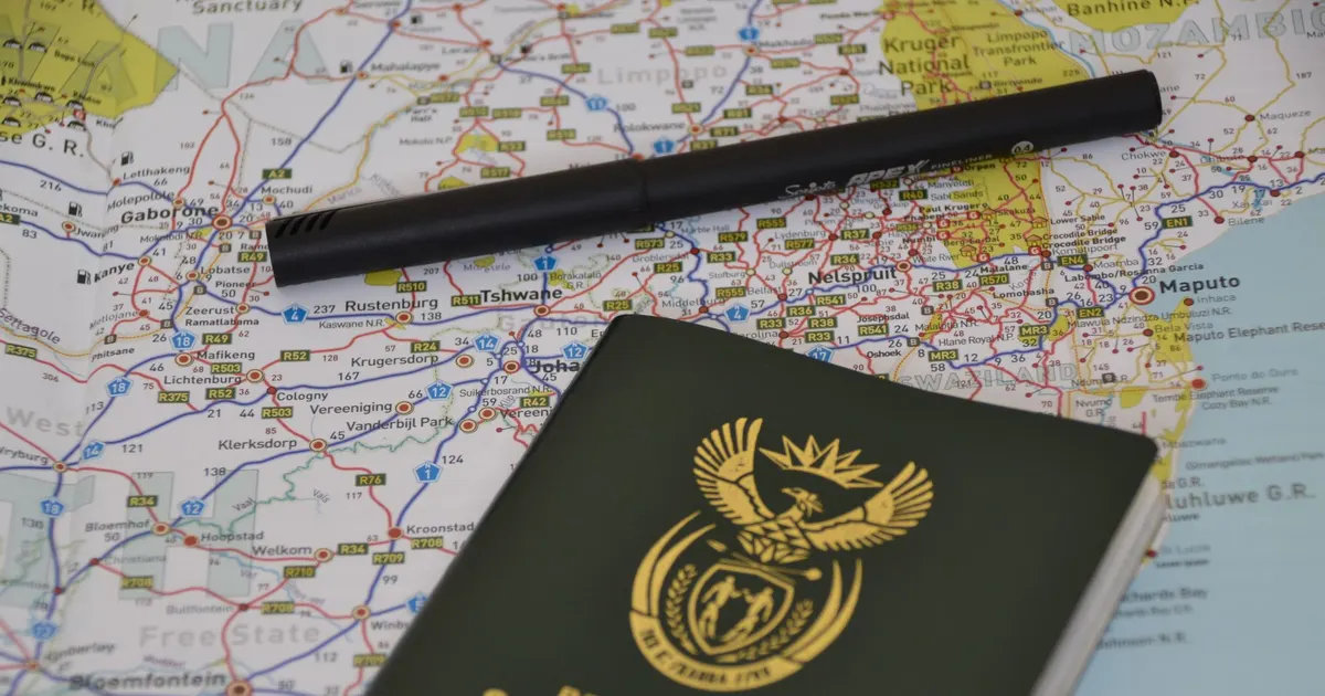Passeport posé sur une carte routière avec un stylo
