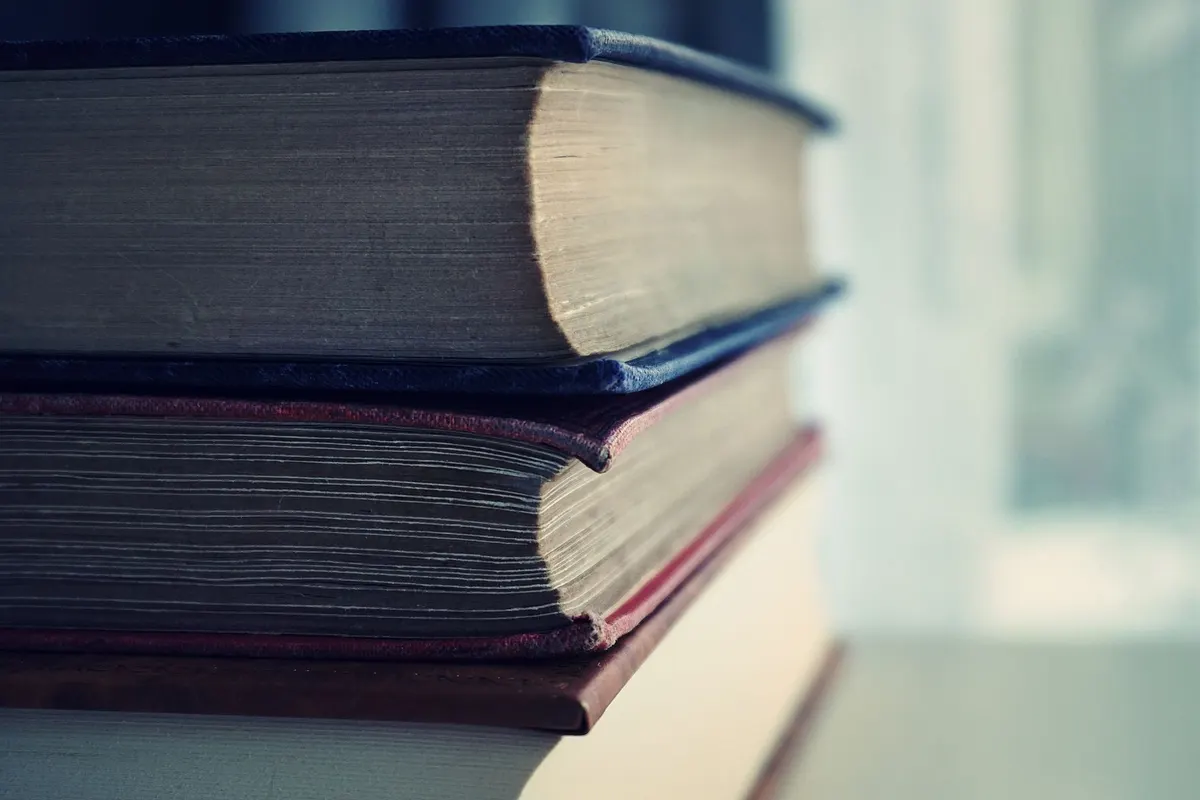 Pile de livres reliés vue de près