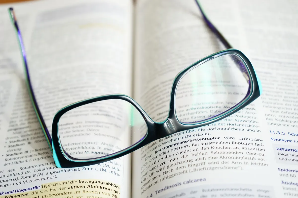 Lunettes de lecture posées sur un livre ouvert