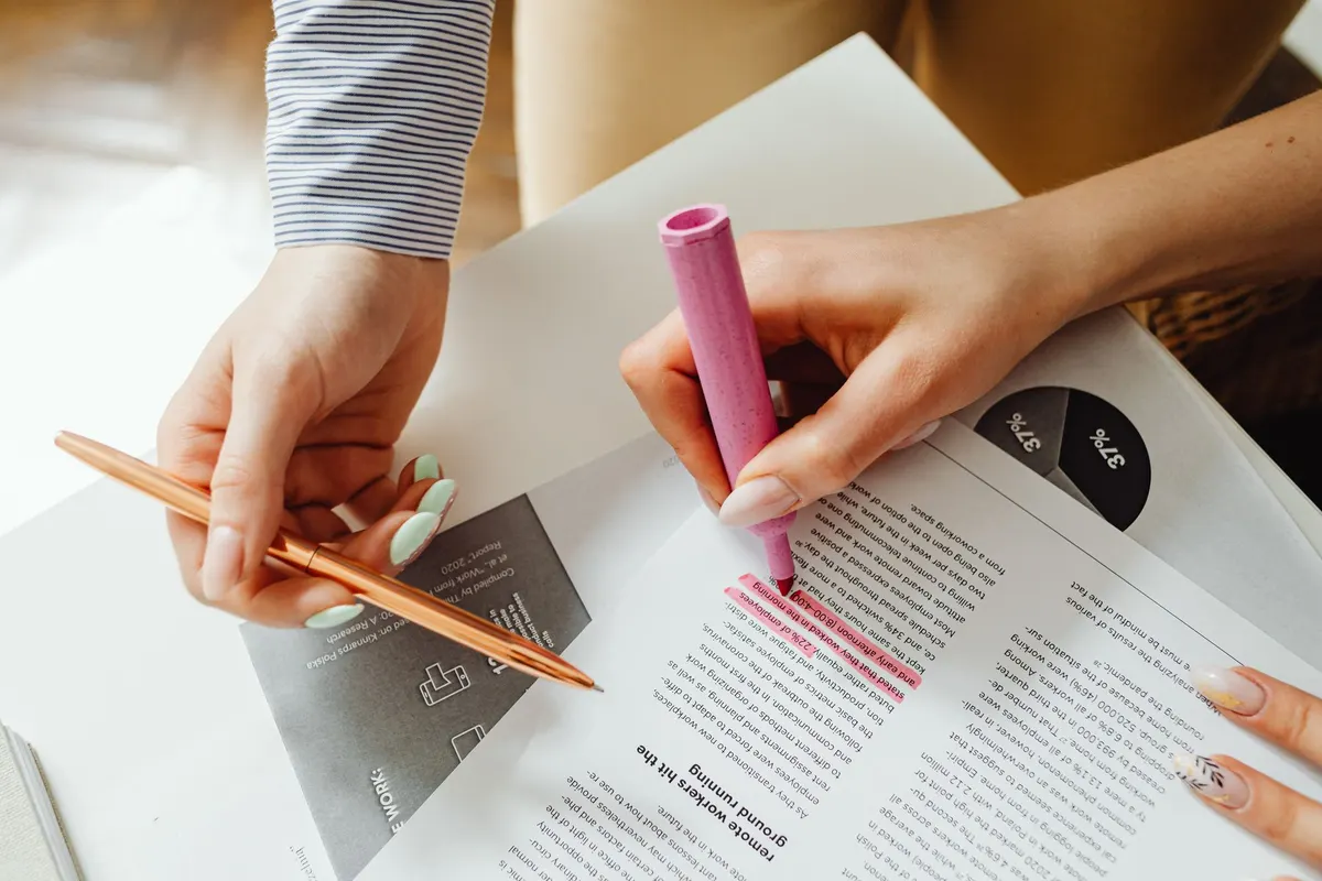 Mains surlignant un passage d'un document imprimé